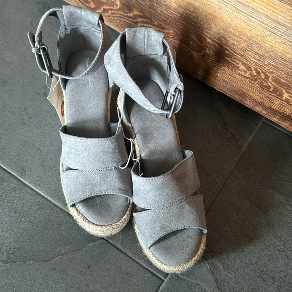 NWT Grey size 7.5 Platform shoes- 1.5” platform at front- 4”platform at back - Picture 3 of 7